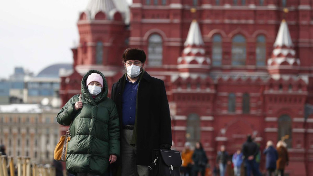  
Công dân ở Nga đeo khẩu trang khi đi ở khu vực Quảng Trường Đỏ. (Ảnh: Twitter)