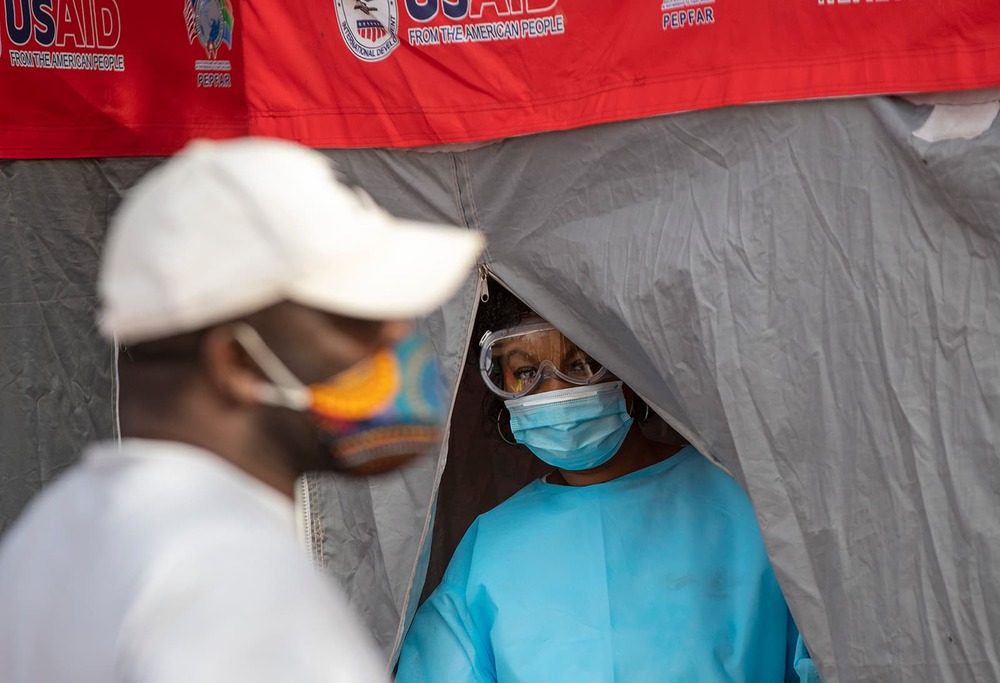  
Một nhân viên y tế tại điểm xét nghiệm Covid-19 thuộc một thị trấn ở Nam Phi. (Ảnh: CNN)