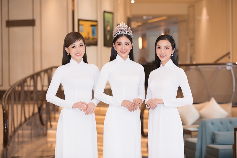  
Ba nàng Hậu diện áo dài trắng trong sự kiện. (Ảnh: Quang Duc)