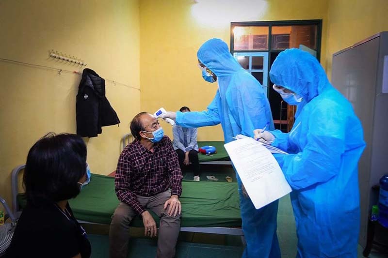  
Người dân được nhân viên y tế kiểm tra sức khỏe hàng ngày tại khu cách ly (Ảnh: Báo Hòa Bình)
