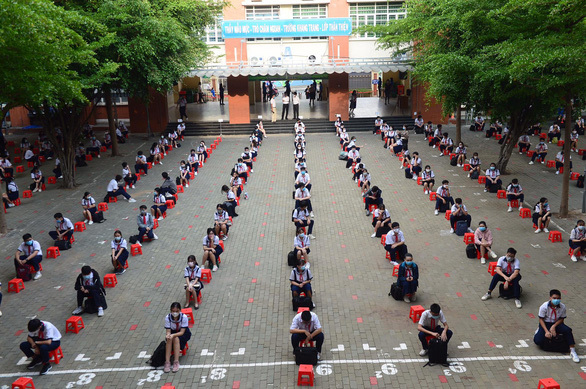  
Hình ảnh học sinh trường THCS Lê Văn Tám trong ngày tựu trường vào sáng 4/5. (Ảnh: Tuổi Trẻ)