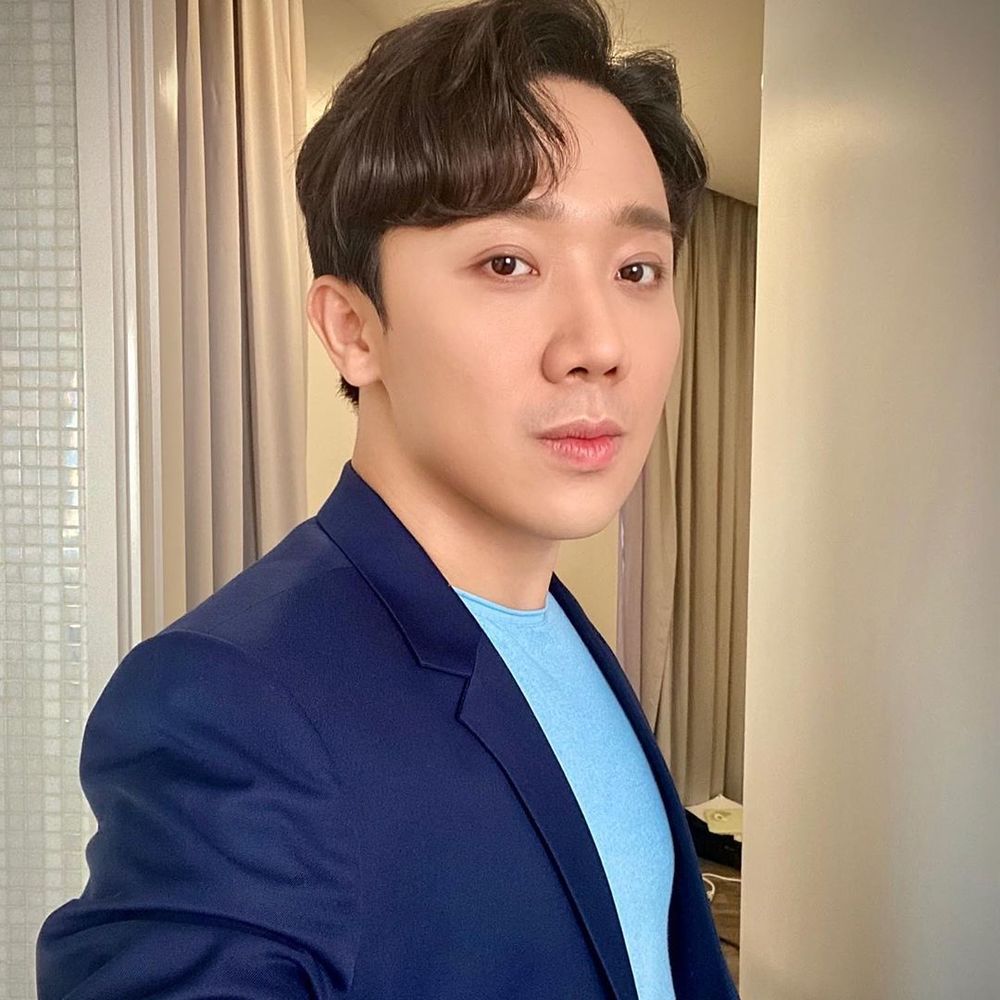  
Trấn Thành đăng tải outfit mới ngày hôm nay của mình trên Instagram. Anh chọn áo thun xanh bên trong và mẫu blazer sẫm màu hơn phía ngoài. (Ảnh: Instagram nhân vật)