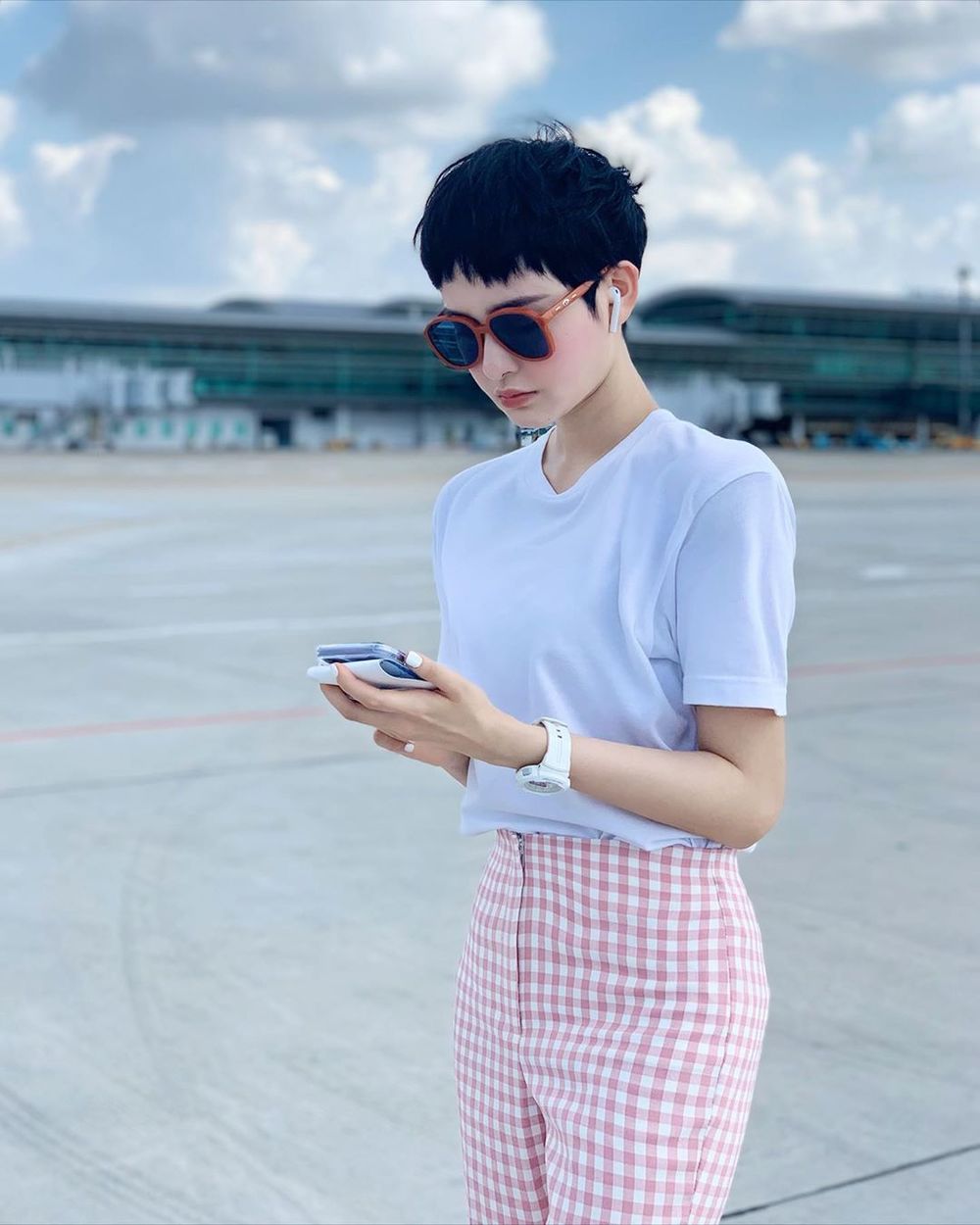  
Hiền Hồ trẻ trung với mẫu áo thun trắng kết hợp cùng quần ca rô. (Ảnh: Instagram nhân vật)