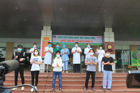  
BN19 (mặc áo bệnh nhân đứng hàng trên cùng) là ca lây trong cộng đồng áp chót được công bố khỏi bệnh ngày 27/5 (Ảnh: Tuổi trẻ online)