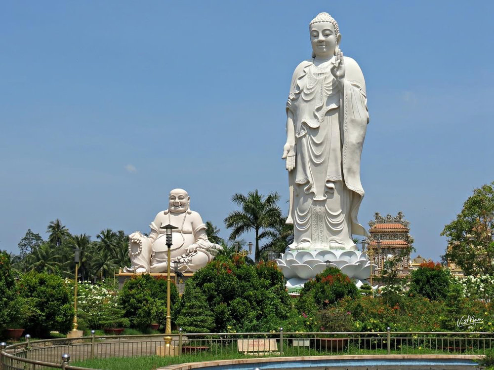  
Có nhiều tượng Phật lớn và tượng của mười tám vị La Hán được trưng bày quanh khu vực chùa. (Ảnh: Tấn Lộc)