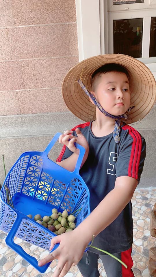  
Cà Pháo cũng ra dáng nông dân chính hiệu khi đội nón lá, xách giỏ ra vườn. (Ảnh: FBNV) - Tin sao Viet - Tin tuc sao Viet - Scandal sao Viet - Tin tuc cua Sao - Tin cua Sao