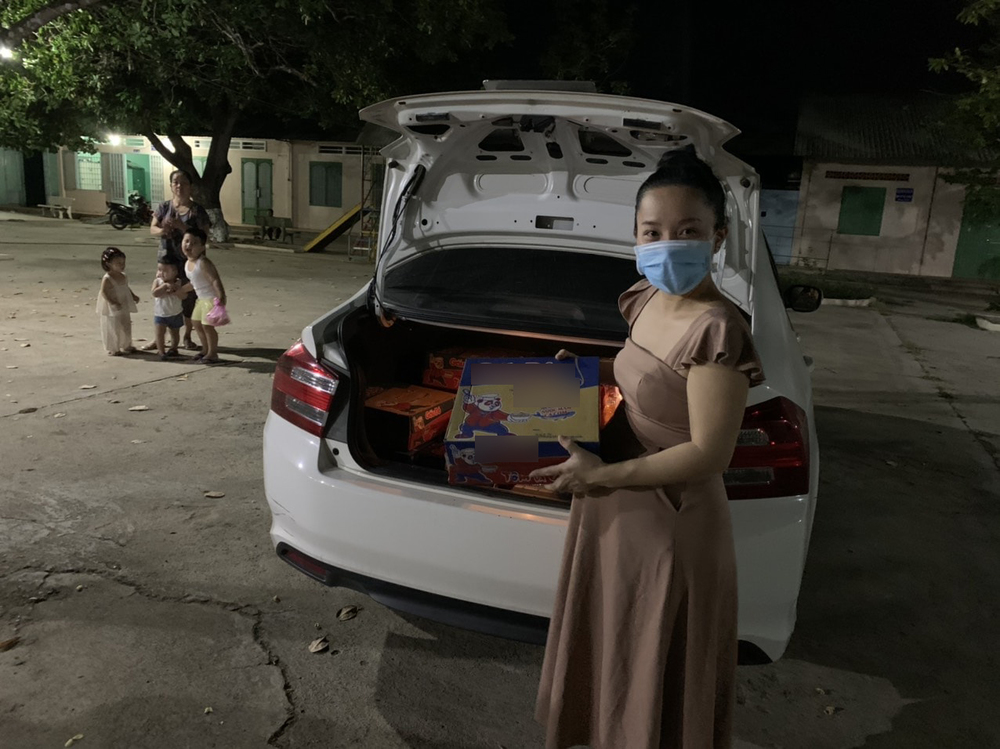  
Quỳnh Quỳnh mang thai khá lớn nhưng vẫn tự mình lái xe đi làm từ thiện. (Ảnh: FBNV) - Tin sao Viet - Tin tuc sao Viet - Scandal sao Viet - Tin tuc cua Sao - Tin cua Sao