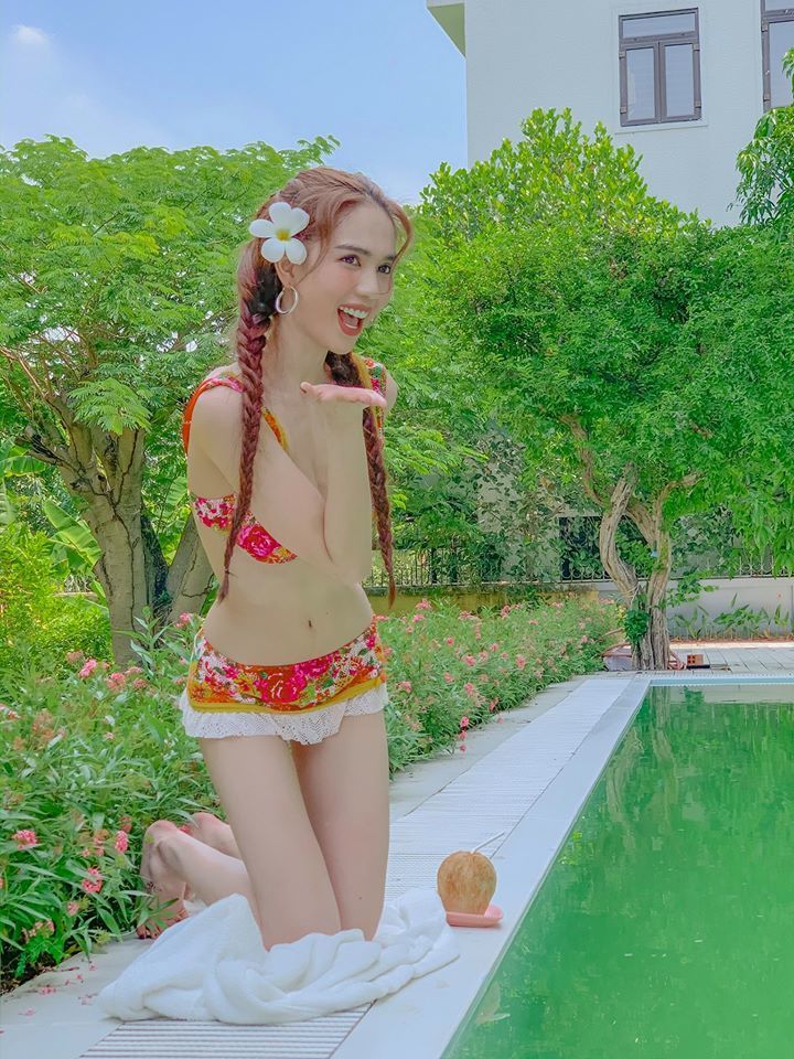 
Ngọc Trinh "thả dáng" ở hồ bơi tại gia, cô tết tóc và mặc bikini nổi bật. (Ảnh: FBNV)