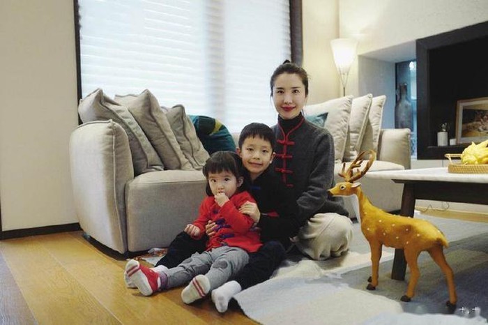  
Phu nhân chủ tịch Taobao bên cạnh 2 người con. (Ảnh: Sohu)