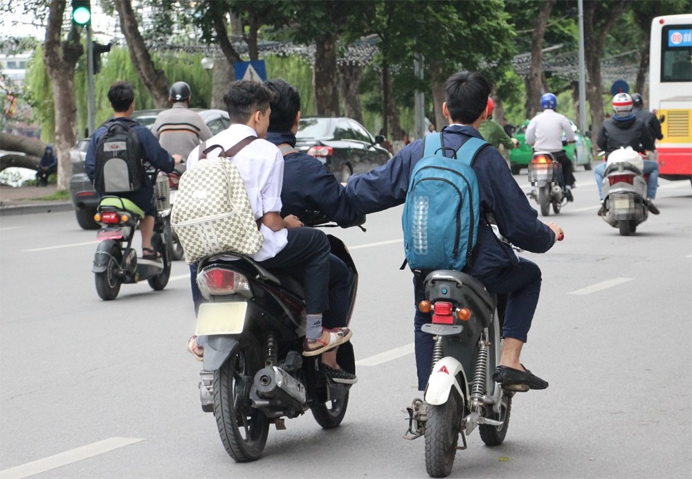 Trường hợp học sinh chưa đủ tuổi nhưng đi xe tới trường sẽ bị xử lý nghiêm. (Ảnh: Dân Trí)