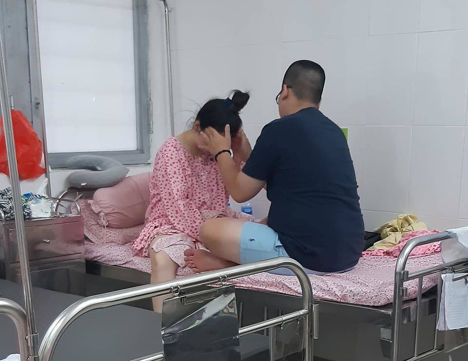  
Người chồng chăm vợ chu đáo trong bệnh viện ở khoa sản. (Ảnh: FB Linh)