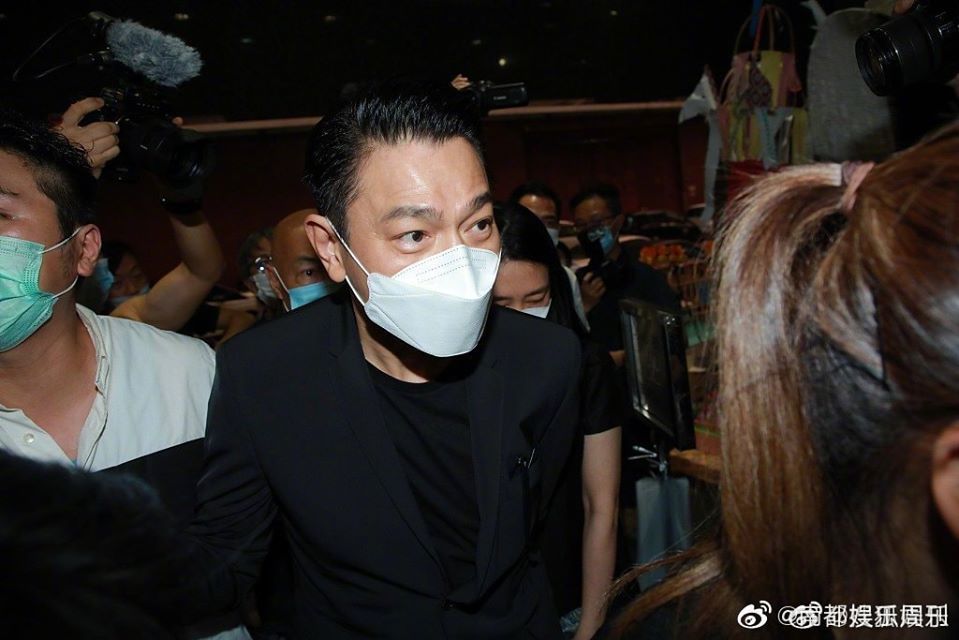  
Lưu Đức Hoa đến để đưa tiễn đồng nghiệp và chia buồn cùng Huỳnh Nhật Hoa (Ảnh: Mê phim TVB).