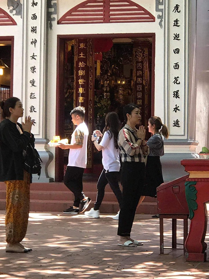  
Quang Hải và bạn gái đi chùa sau những ầm ĩ trên mạng xã hội những ngày qua (Ảnh BeatVN)