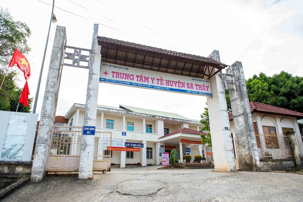  
Trung tâm Y tế huyện Sa Thầy, nơi tiếp nhận bệnh nhi 10 tuổi (Ảnh: Báo Kon Tum)
