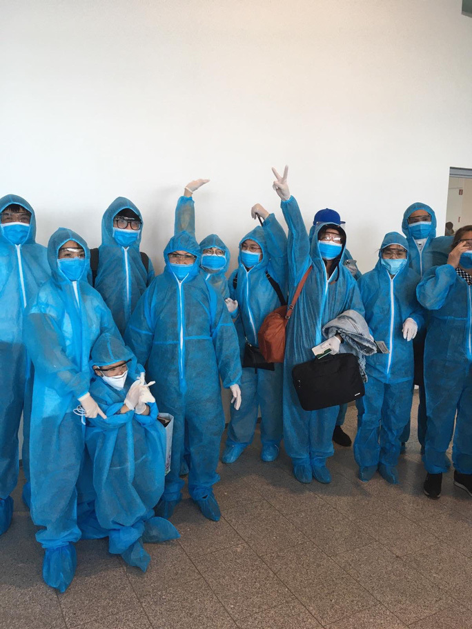  
Người Việt tại nước ngoài trang bị đồ bảo hộ khi lên máy bay về nước (Ảnh: Người lao động)