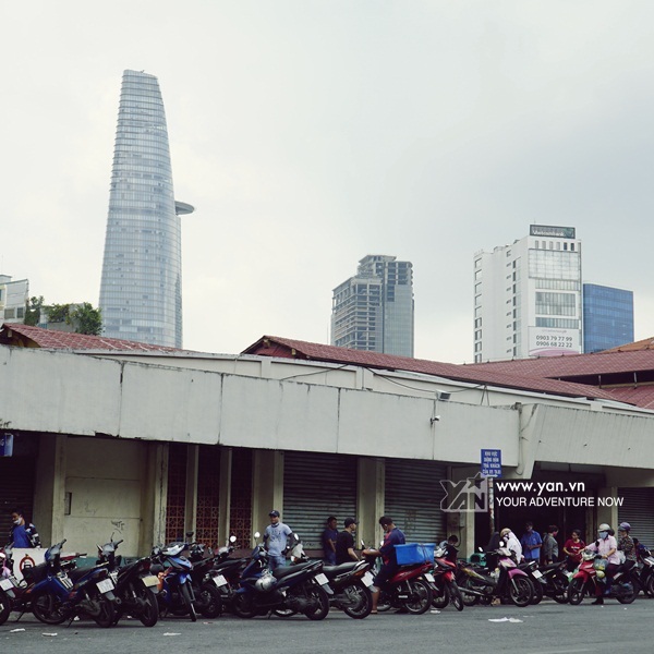  
Ở bên ngoài chợ, giờ người ta chỉ có thể nhìn thấy xe máy, khác với hình ảnh tấp nập khách Tây, khách Việt trước đây
