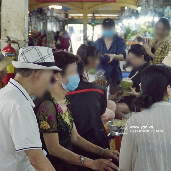  
Khách Việt từ nơi khác ghé tham quan chợ