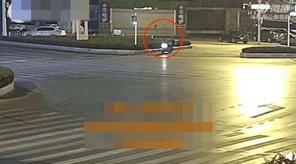  
Hình ảnh anh shipper ngủ gục bên đường được quay lại trong clip. (Ảnh: Cắt từ clip).