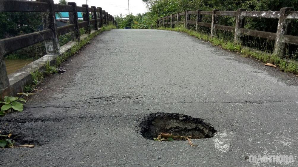  
Một đoạn đường ở Bạc Liêu xuất hiện hố sâu rất nguy hiểm cho người đi đường. (Ảnh: Giao Thông)