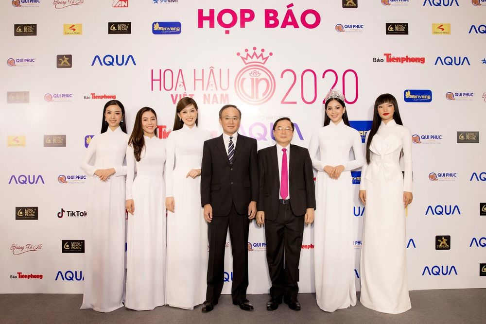  
Ông Yuyo Murakami - Giám đốc điều hành AQUA Việt Nam (giữa) cùng đại diện BTC cuộc thi và các người đẹp. - Tin sao Viet - Tin tuc sao Viet - Scandal sao Viet - Tin tuc cua Sao - Tin cua Sao