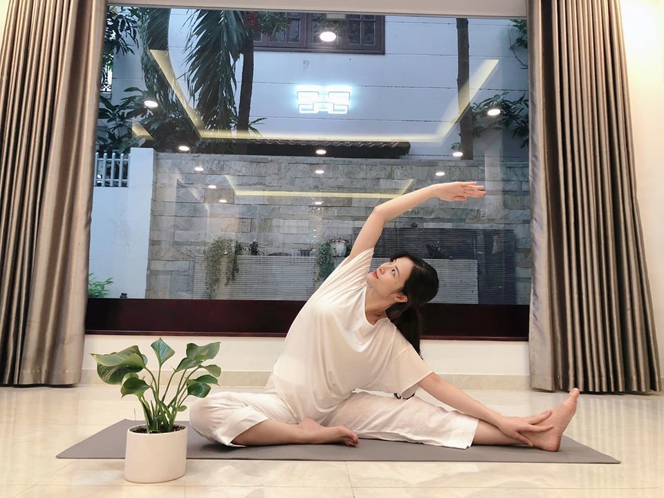  
Bầu bí không có nghĩa là phải kiêng tất cả vận động, Đông Nhi dùng những động tác yoga nhẹ nhàng để thực hiện tại căn biệt thự. (Ảnh: FBNV) - Tin sao Viet - Tin tuc sao Viet - Scandal sao Viet - Tin tuc cua Sao - Tin cua Sao