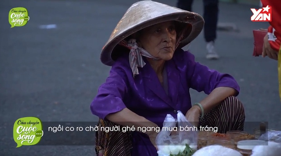  
Bà cụ bán bánh tráng ở trước nhà thiếu nhi Thủ Đức. Ảnh: Chụp màn hình