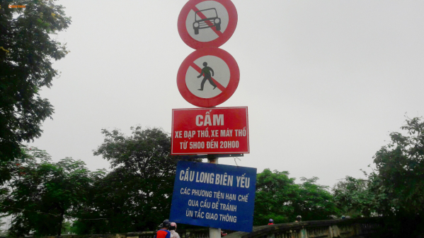  
Biển cấm xe máy được cấm tại đầu Long Biên (Ảnh: Báo Kiến thức)