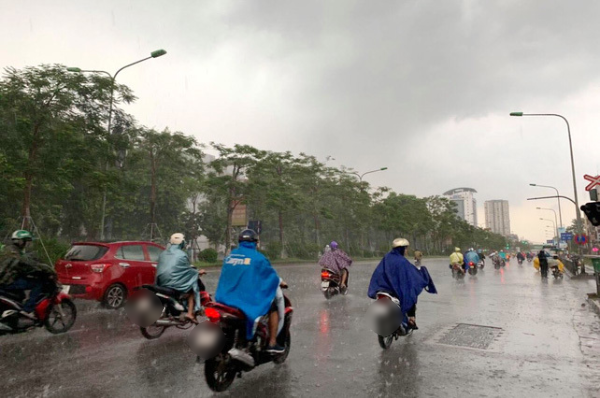 Nhiều phương tiện lưu thông trên đường giữa cơn mưa (Ảnh minh họa: Kinh tế & Đô thị)