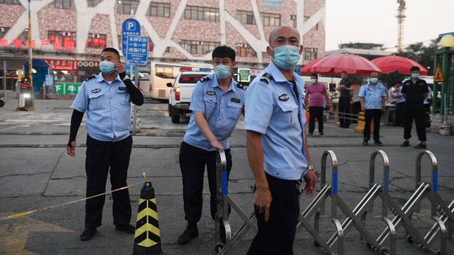  
Lực lượng chức năng làm nhiệm vụ bên ngoài khu chợ Tân Phát Địa (Ảnh: AFP)