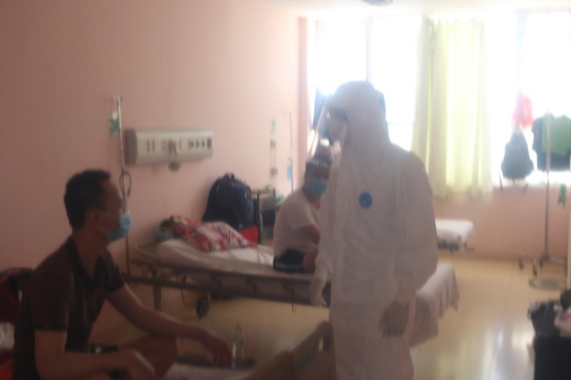  
Bác sĩ thuộc đội phản ứng nhanh hỏi thăm tình hình sức khỏe của bệnh nhân tại Bệnh viện Bà Rịa (Ảnh: Pháp luật Online)
