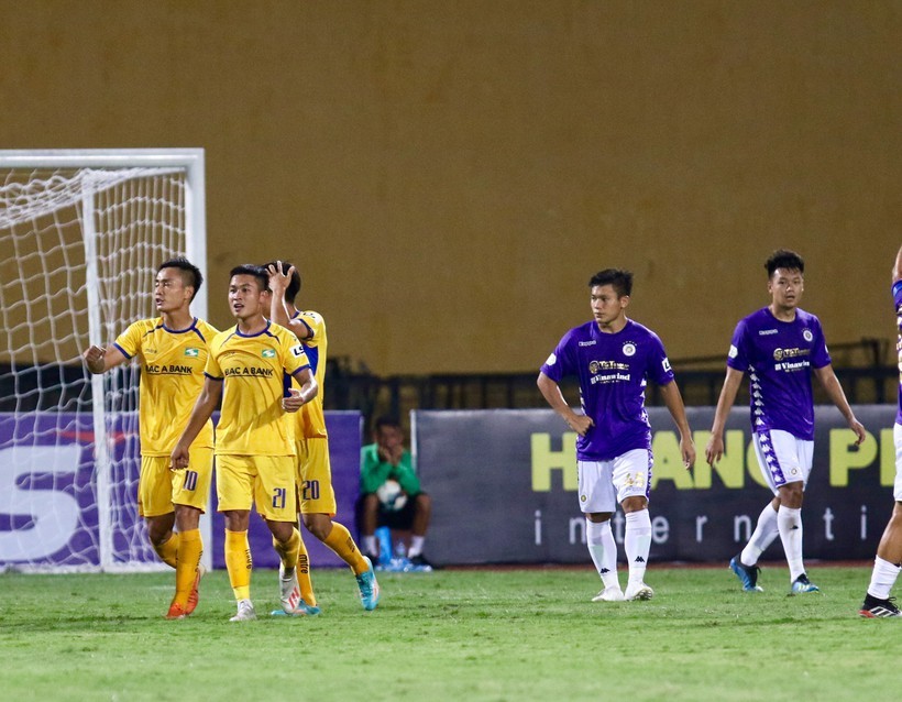  
Hà Nội FC thua tiếc nuối trước Sông Lam Nghệ An trong ngày sinh nhật. (Ảnh: Thanh Niên).