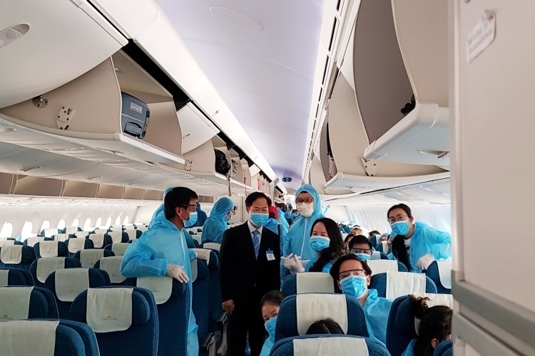  
Các hành khách trở về Việt Nam trên chuyến bay sáng 6/6 (Ảnh: Bộ Ngoại giao)