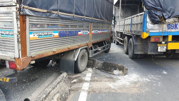  
Một chiếc xe tải do không kịp xử lý tình huống đã đâm vào dải phân cách (Ảnh: Báo Tổ Quốc)
