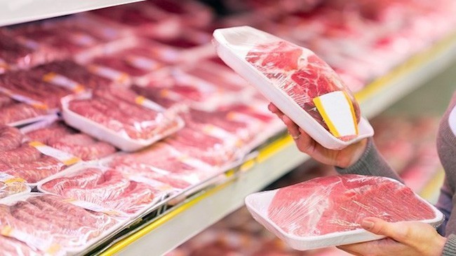  
Người tiêu dùng chọn mua thịt lợn trong siêu thị (Ảnh: Tiền Phong)
