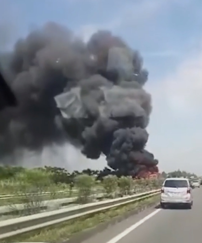  
Cột khói đen cao bốc lên trên đoạn đường cao tốc Nội Bài - Lào Cai (Ảnh chụp màn hình)