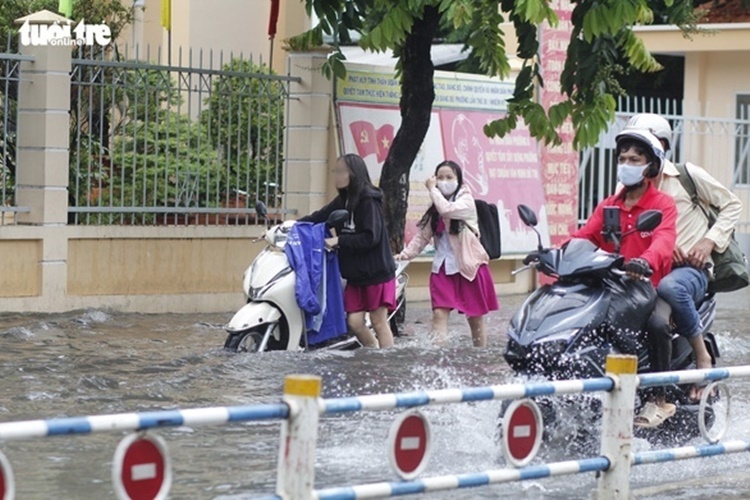  
Mọi người phải dắt bộ sau cơn mưa (Ảnh: Tuổi Trẻ Online)