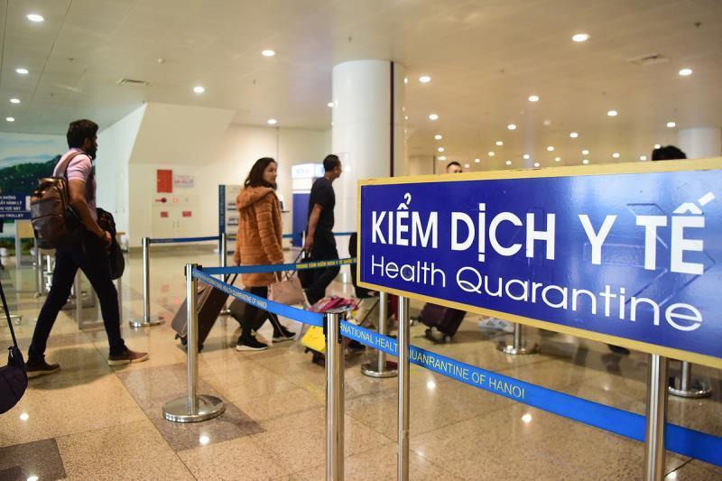  
Hành khách thực hiện kiểm tra sức khỏe ở chốt kiểm dịch đặt tại sân bay (Ảnh: Thanh Niên)