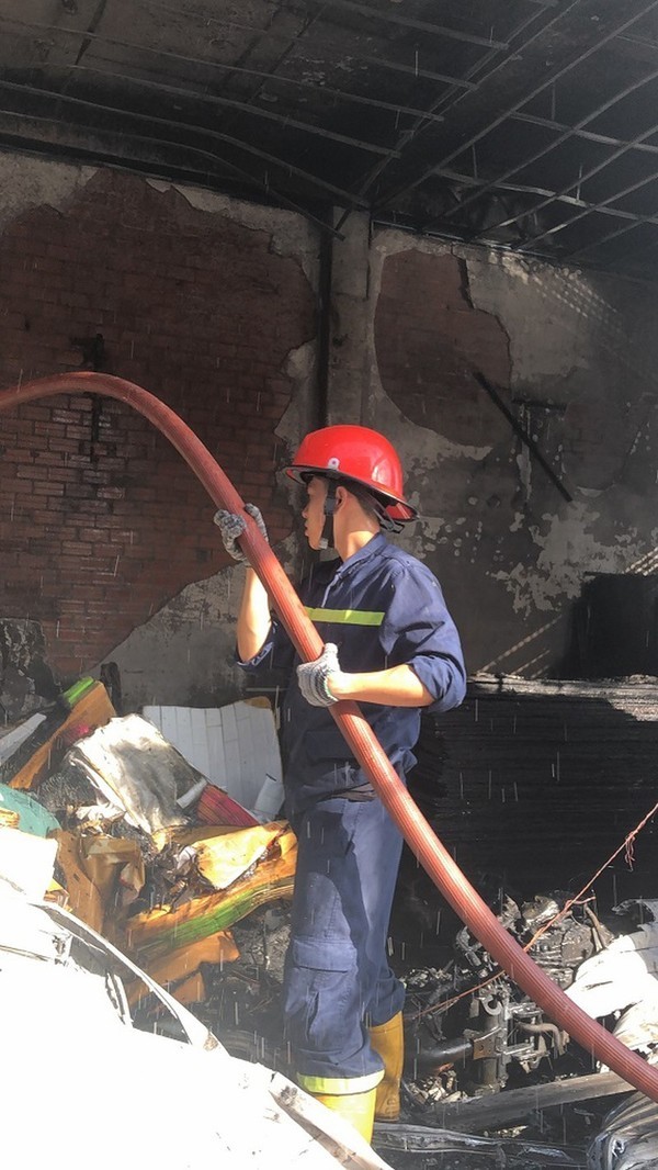  
Nhân viên cứu hộ làm việc tại hiện trường vụ cháy (Ảnh: Báo Pháp luật TP.HCM)