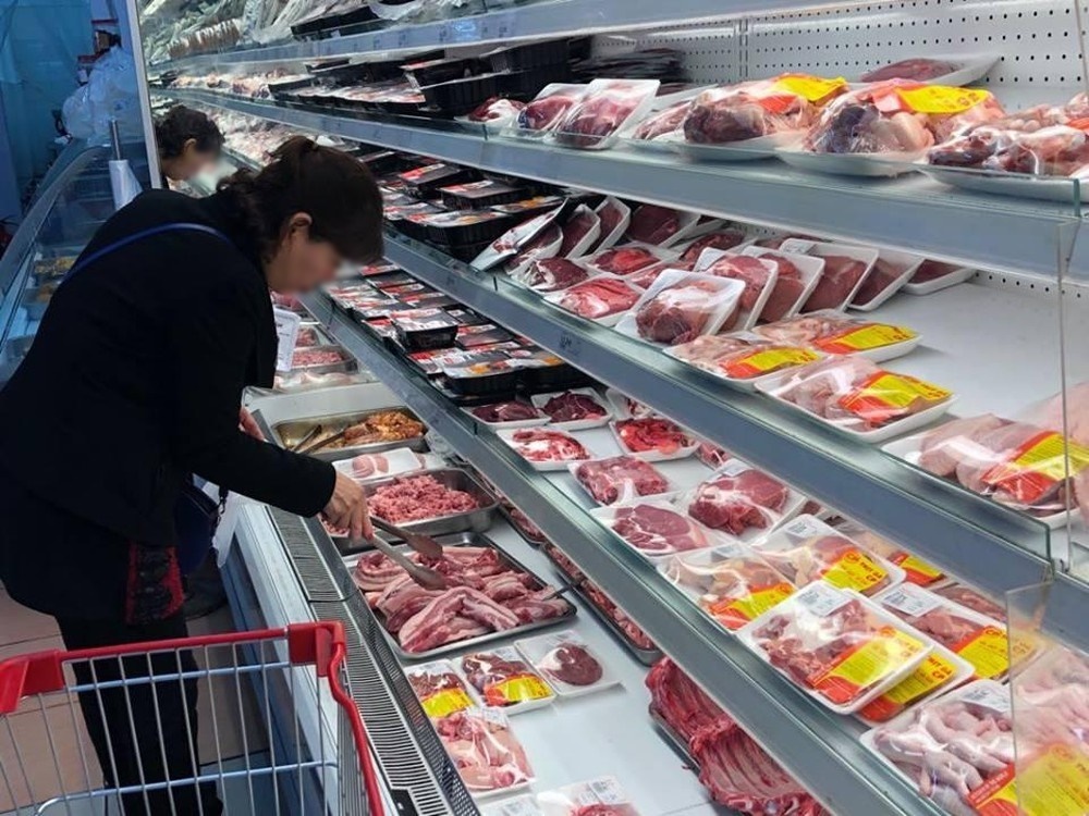  
Một bà nội trợ đang chọn mua thịt heo trong siêu thị (Ảnh: Báo Tin tức)
