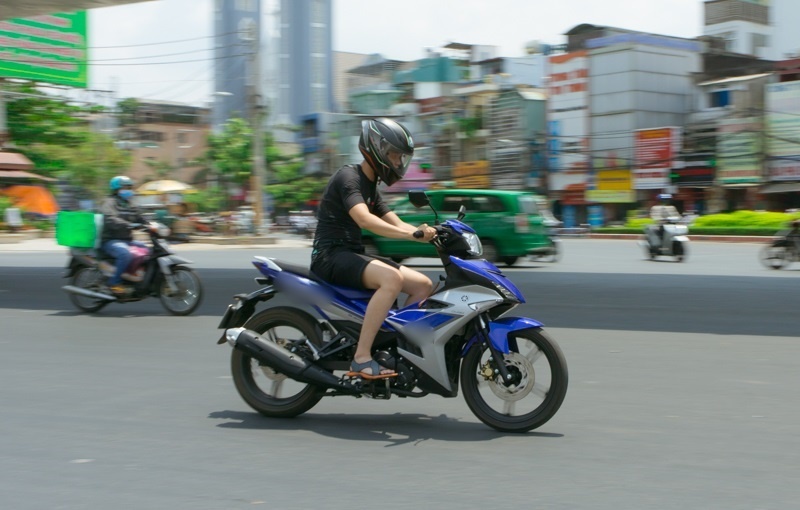  
Một thanh niên điều khiển xe máy lớn hơn 125 cc (Ảnh: Tinh tế)