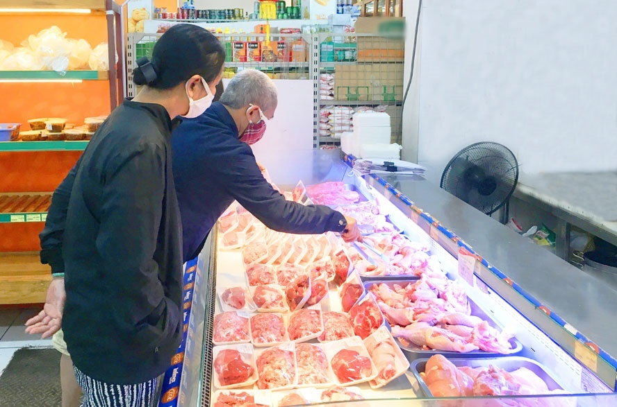  
Người tiêu dùng chọn mua thịt lợn trong siêu thị (Ảnh: Hanoimoi)