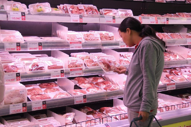  
Người tiêu dùng chọn mua thịt lợn trong siêu thị (Ảnh: VTV)