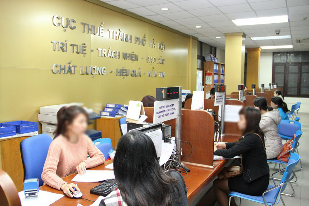  
Người dân tới làm việc tại Cục thuế thành phố Hà Nội (Ảnh: Báo Đầu tư)