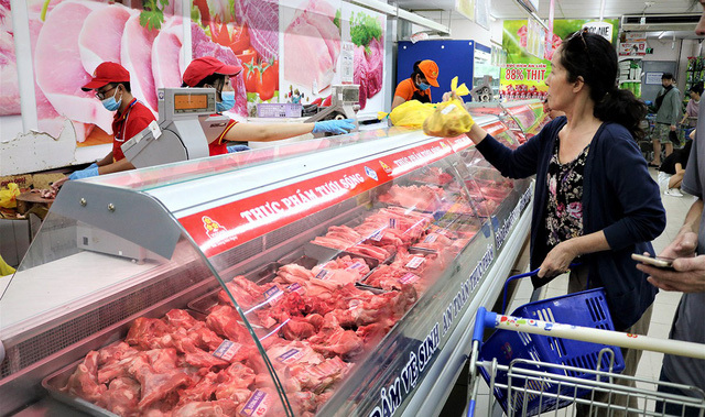  
Người tiêu dùng chọn mua thịt lợn trong siêu thị (Ảnh: Báo Đầu tư)