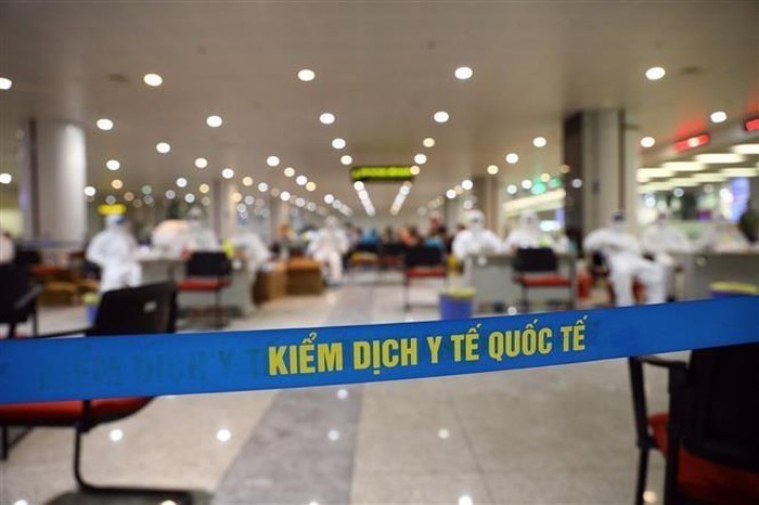  
Toàn bộ các trường hợp nhập cảnh vào Việt Nam đều phải kiểm tra sức khỏe tại sân bay (Ảnh: Báo Dân sinh)