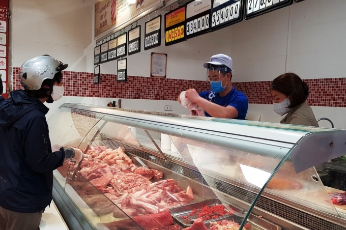  
Người tiêu dùng lựa chọn thịt heo bày bán tại siêu thị (Ảnh: Báo Nông nghiệp Việt Nam)