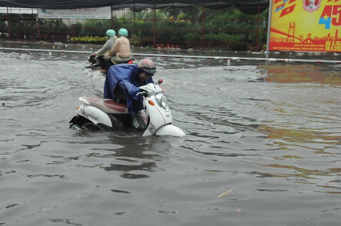  
Nước ngập sâu tới tận yên xe máy (Ảnh: Vietnamnet)