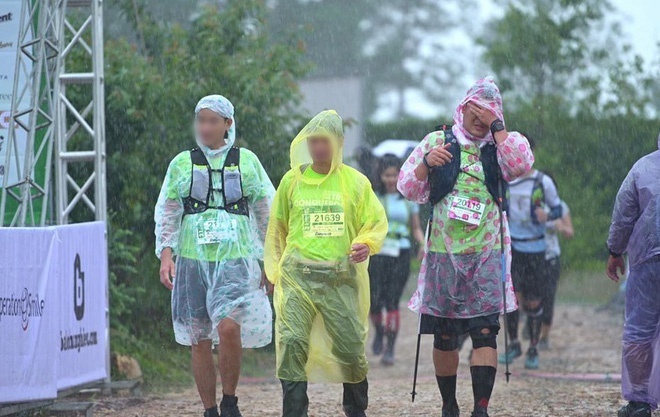  
Các vận động viên tham dự giải chạy trong mưa (Ảnh: Zing)