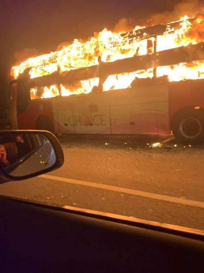  
Chiếc xe khách 45 chỗ bốc cháy dữ dội tối 20/6 (Ảnh: VTC)