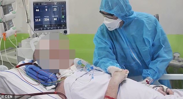  
Bệnh nhân 91 bắt tay với bác sĩ điều trị (Ảnh: Daily Mail)